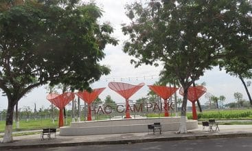 Cổng bờ hồ Hạc Cầm